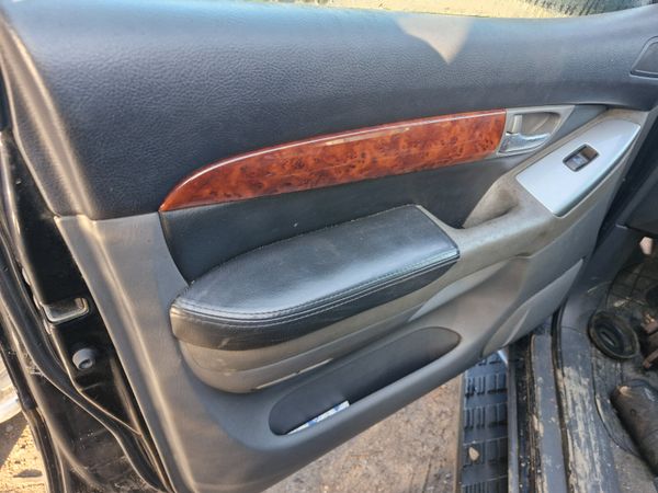 Toyota landcruiser 03 to 10 breaking for parts 317490756