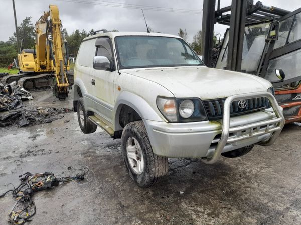 Toyota landcruiser 96 to 03 breaking for parts 317560543