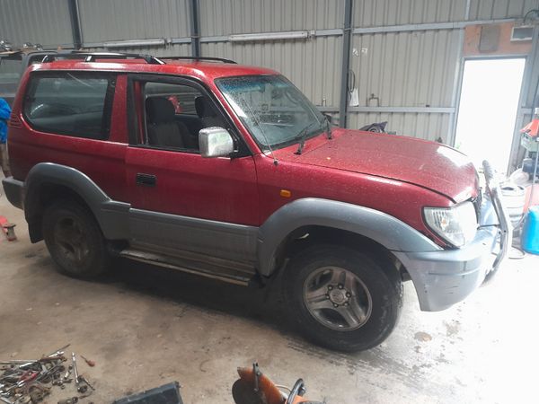 Toyota landcruiser 96 to 03 breaking for parts 317560513
