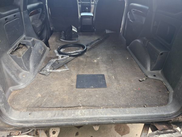 Toyota landcruiser 03 to 10 breaking for parts 317600189