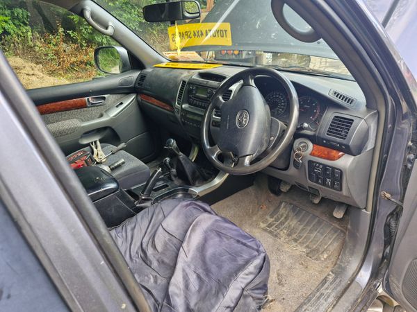 Toyota landcruiser 03 to 10 breaking for parts 317600414