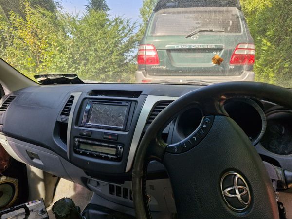 Toyota hilux 2011 breaking for parts 320400883