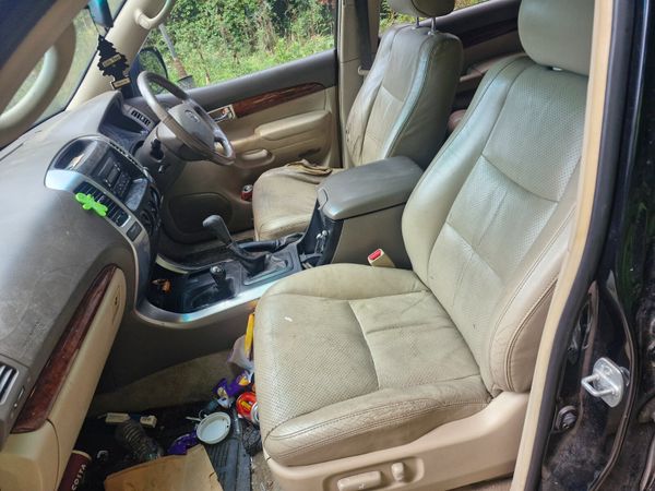 Toyota landcruiser crew cab breaking for parts 322037708