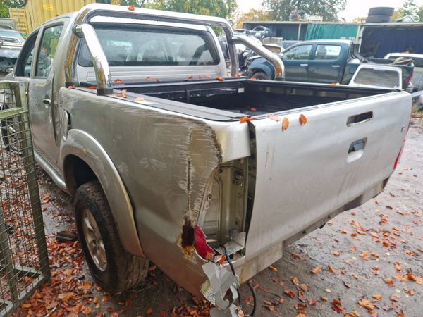 Toyota hilux 05 to 16 breaking for parts 324967779