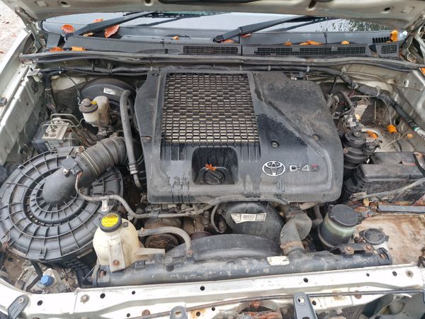 Toyota hilux 05 to 16 breaking for parts 324967787