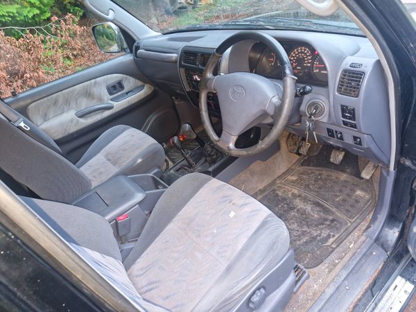 Toyota landcruiser 2002 breaking for parts 325091841