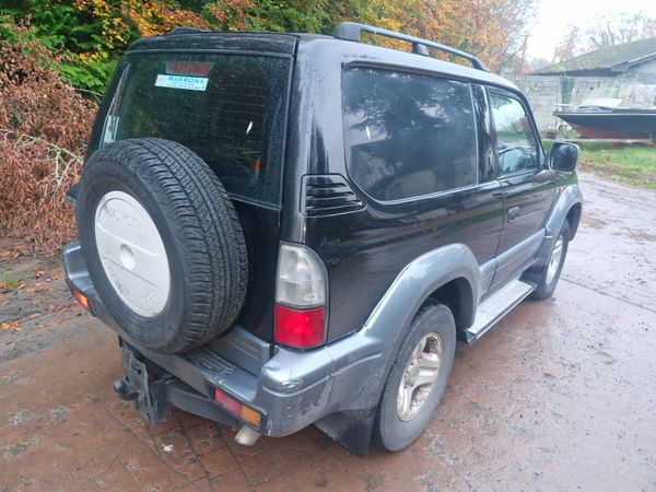 Toyota landcruiser 2002 breaking for parts 325091842