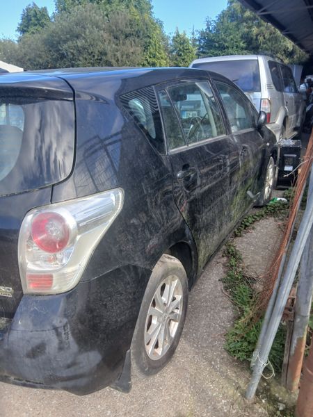 Toyota verso 2011 400267435