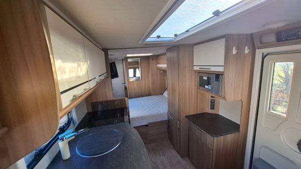 Lunar Quasar Island Bed Caravan 400449394