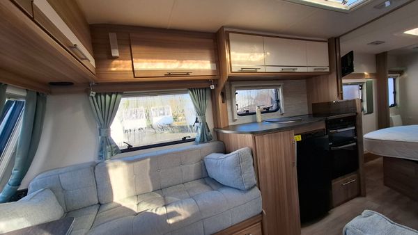 Lunar Quasar Island Bed Caravan 400449395