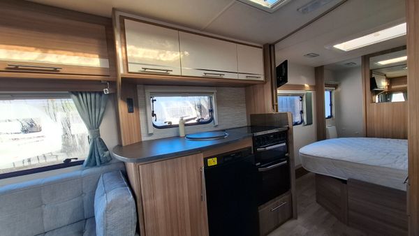 Lunar Quasar Island Bed Caravan 400449396
