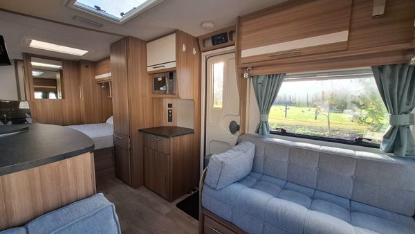 Lunar Quasar Island Bed Caravan 400449397