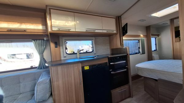 Lunar Quasar Island Bed Caravan 400449400