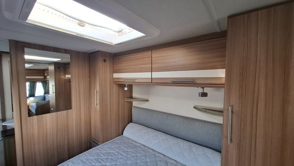 Lunar Quasar Island Bed Caravan 400449401