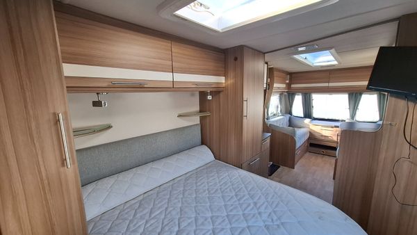 Lunar Quasar Island Bed Caravan 400449403