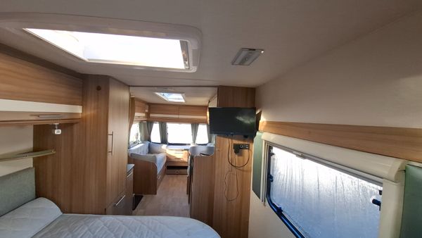 Lunar Quasar Island Bed Caravan 400449405