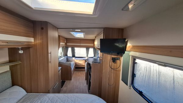 Lunar Quasar Island Bed Caravan 400449406