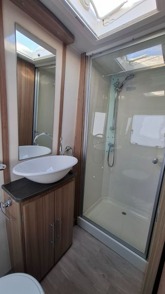 Lunar Quasar Island Bed Caravan 400449407