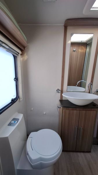 Lunar Quasar Island Bed Caravan 400449408