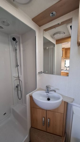 Lunar Quasar 6 Berth Caravan 400765716