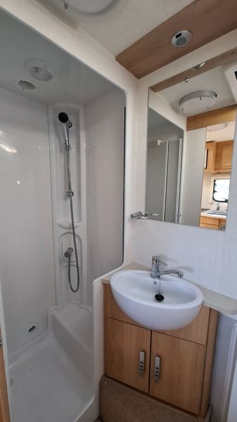 Lunar Quasar 6 Berth Caravan 400765717